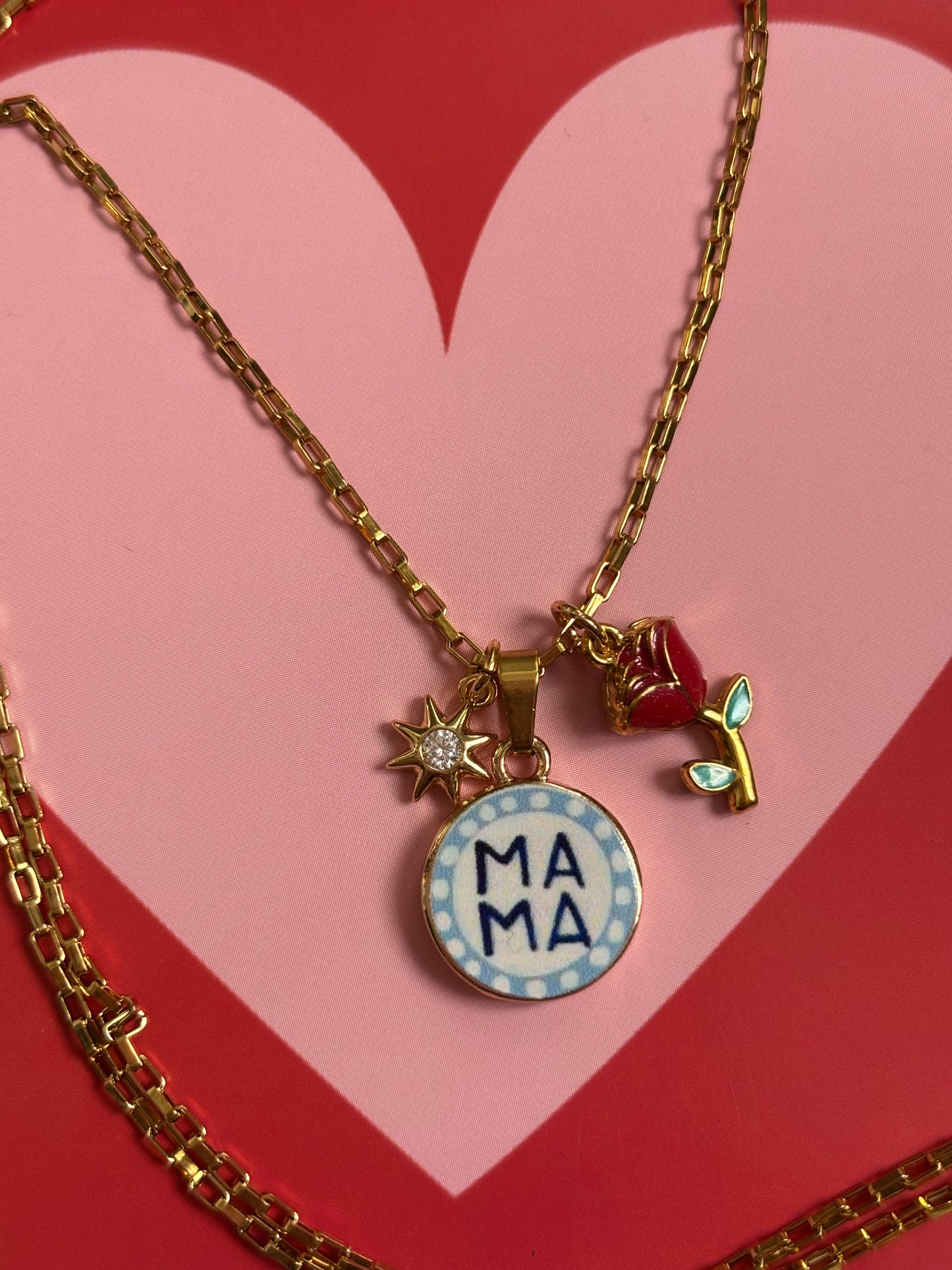 Collana Charm “Mum” – Un Pensiero Speciale da Portare Sempre con Sé