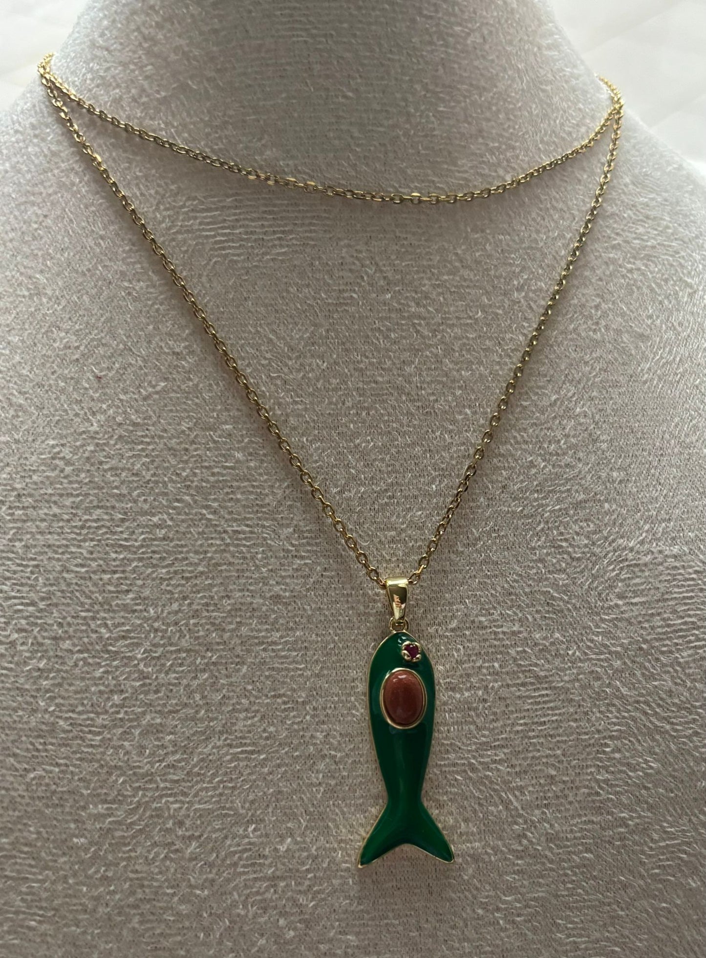 Collana Pesciolino Verde Smaltato – Eleganza dal Fascino Mediterraneo