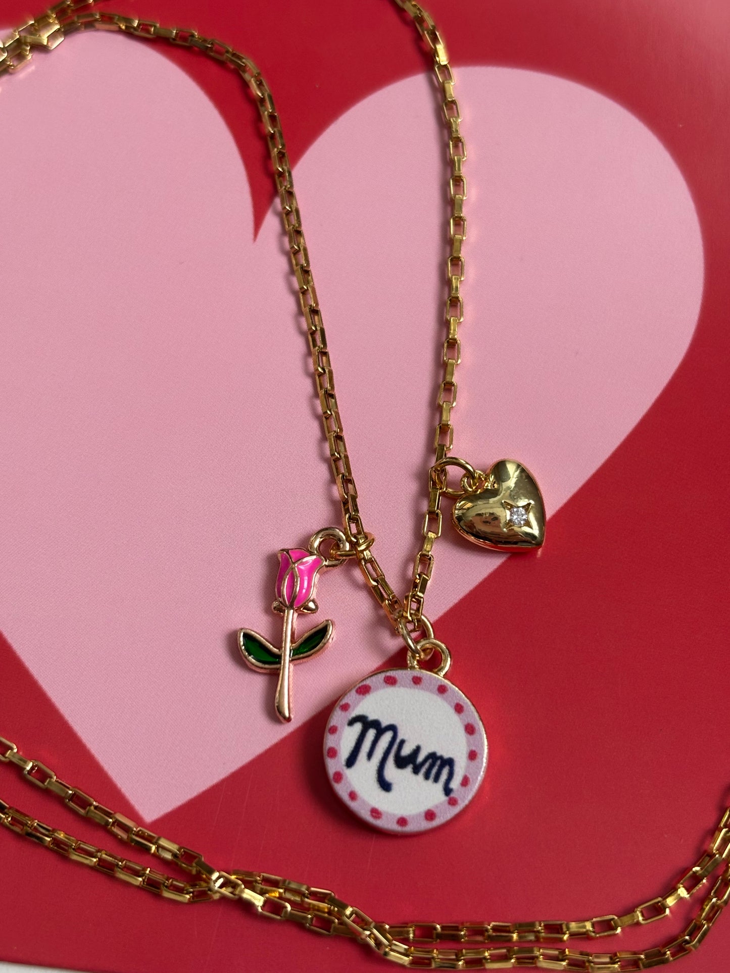 Collana Charm “Mum” – Un Pensiero Speciale da Portare Sempre con Sé