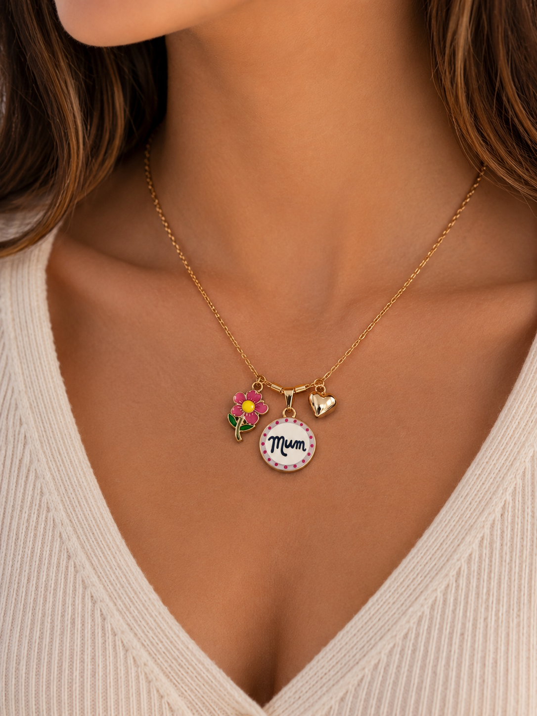 Collana Charm “Mum” – Un Pensiero Speciale da Portare Sempre con Sé