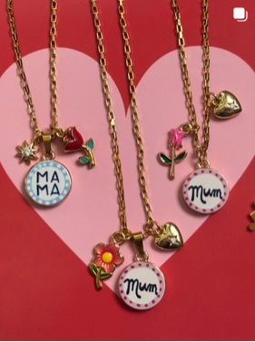 Collana Charm “Mum” – Un Pensiero Speciale da Portare Sempre con Sé