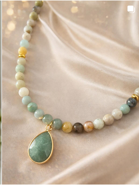 Collana Pietre Naturali con Ciondolo Verde – Eleganza Naturale & Raffinata