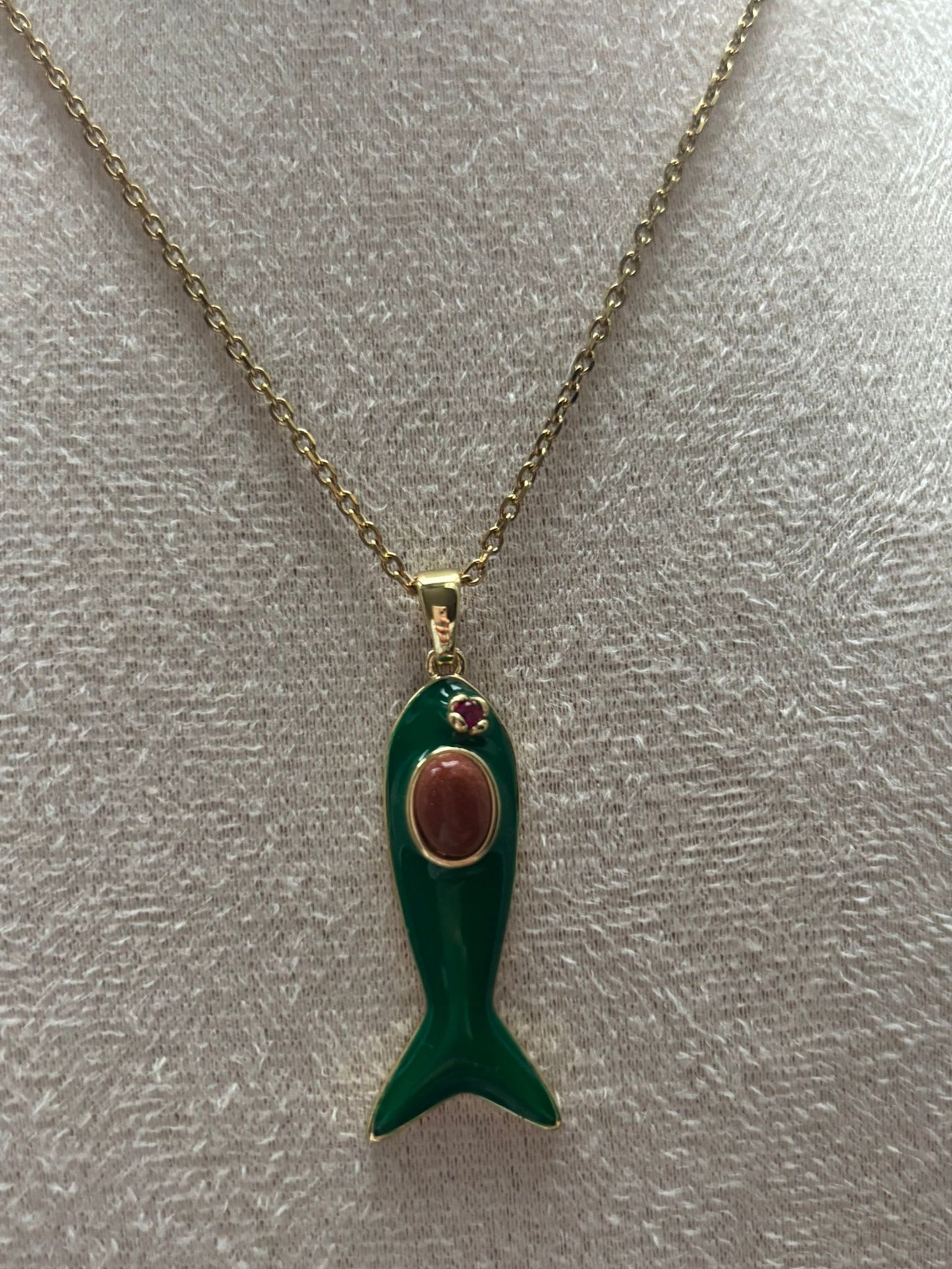 Collana Pesciolino Verde Smaltato – Eleganza dal Fascino Mediterraneo
